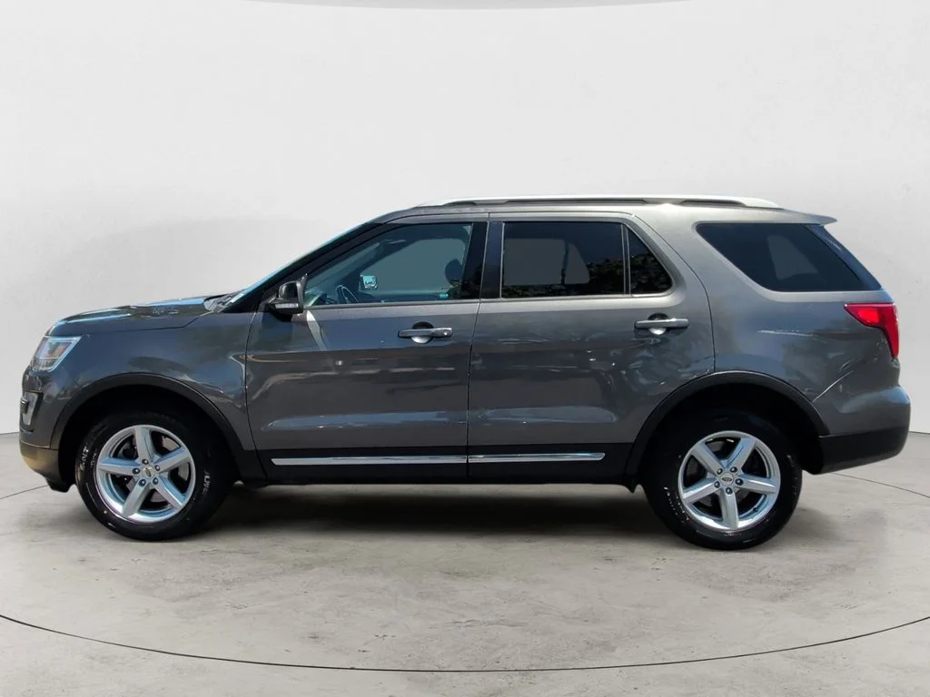 Used 2017 Gray Ford XLT image 2