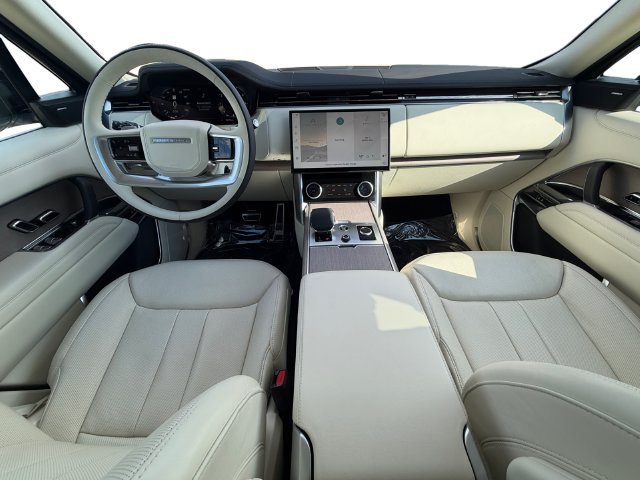 Used 2023 White Land Rover SE image 12