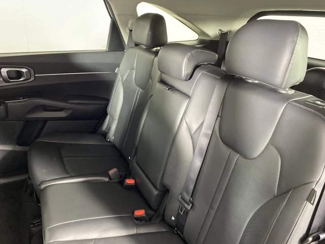 Used 2025 White Kia S image 31
