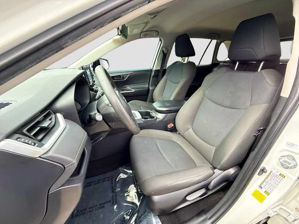 Used 2022 White Toyota LE image 19