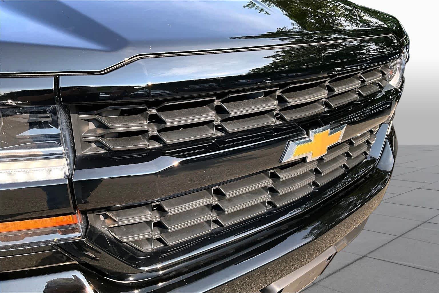 Used 2018 Black Chevrolet Custom image 28