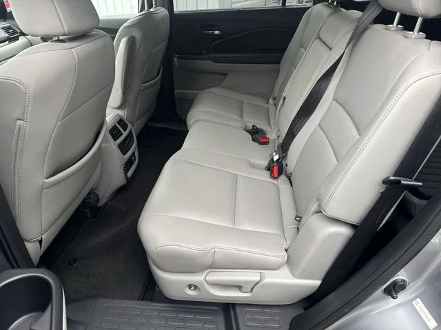 Used 2016  Honda Touring image 14
