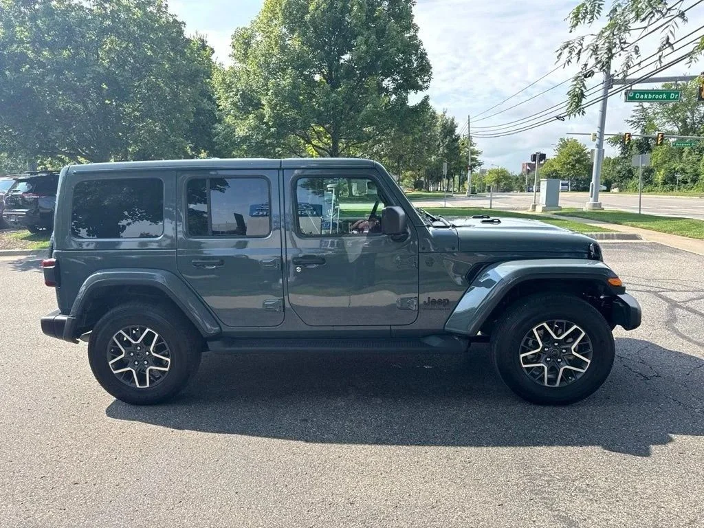 Used 2026 Anvil Clearcoat Jeep Sahara image 7