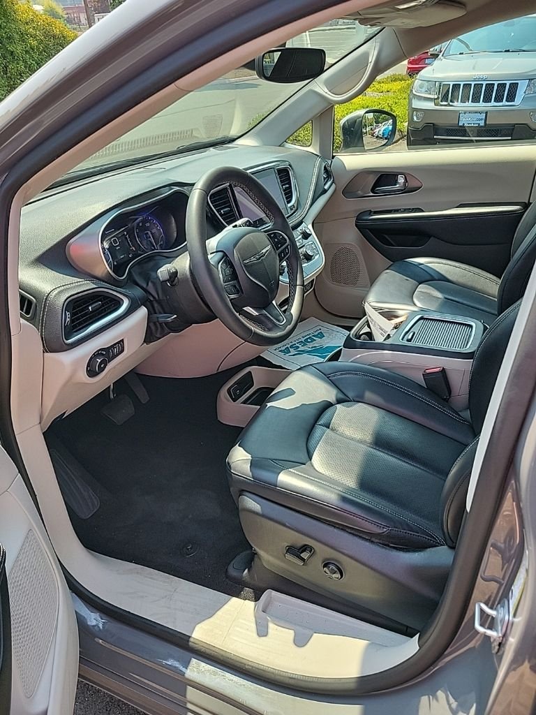 Used 2023 White Chrysler Touring L image 9