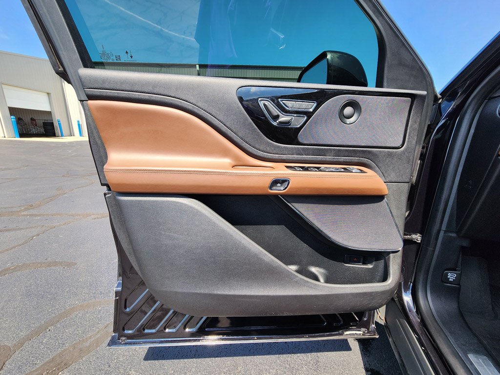 Used 2020 Infinite Black Metallic Lincoln Reserve image 14