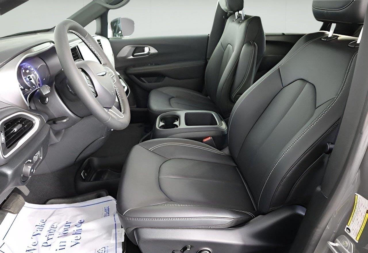 New 2025 Ceramic Gray Clear-Coat Exterior Paint Chrysler Select image 11