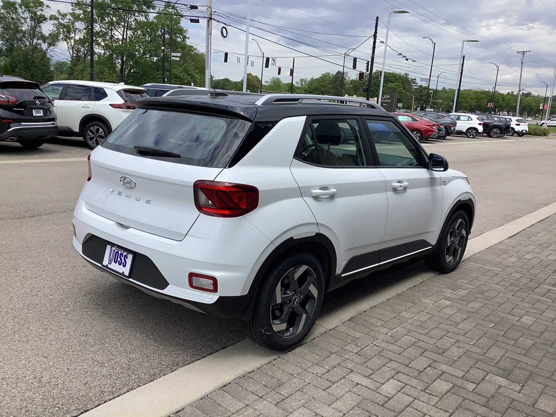 New 2026 Lunar White/Black Roof Hyundai SEL w/Two-Tone Roof image 4