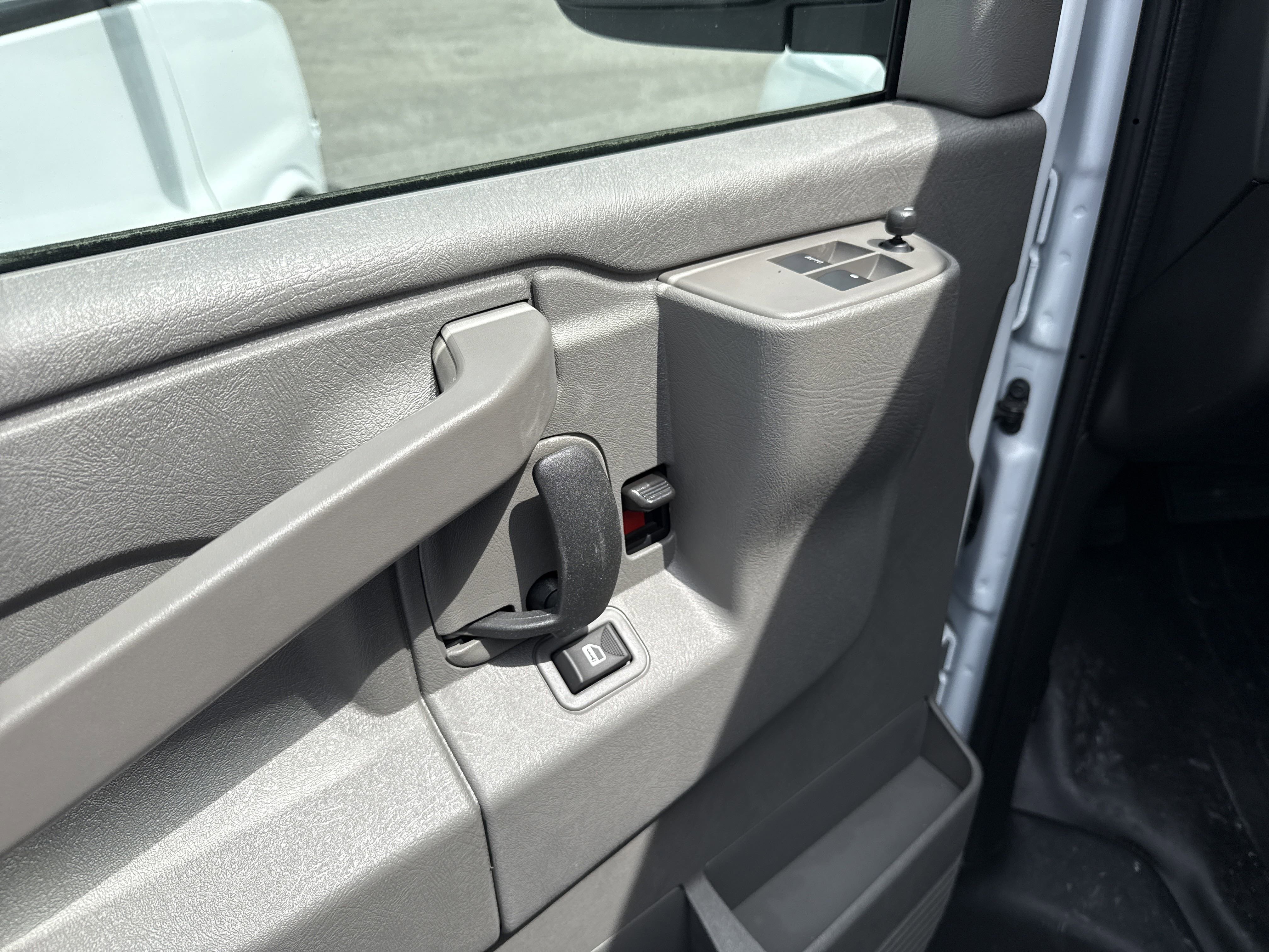 2025 Chevrolet Express Cargo Work Van - Photo 9