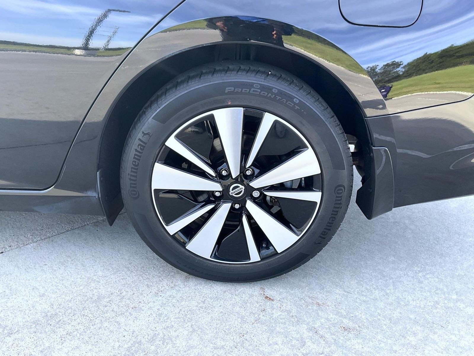 Used 2022 Black Nissan 2.5 SV image 22