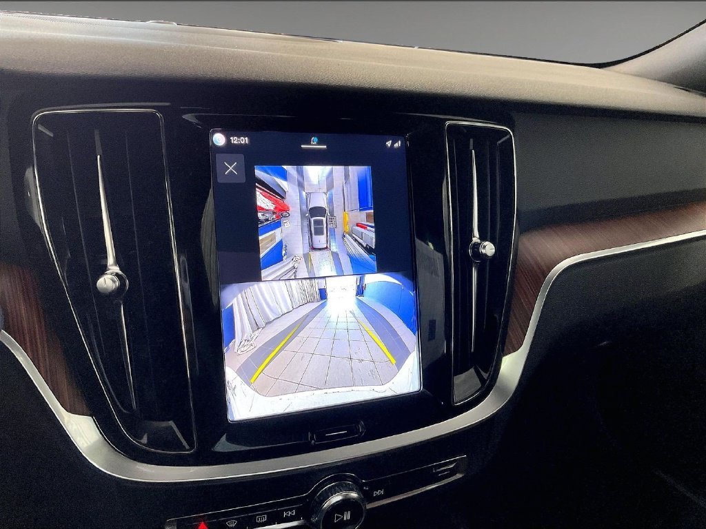 Used 2025 White Volvo B5 Plus image 19
