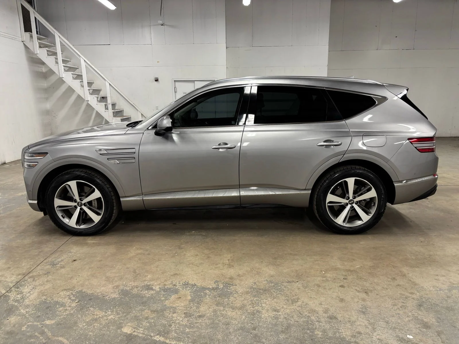 Used 2023 Silver Genesis 2.5T image 5