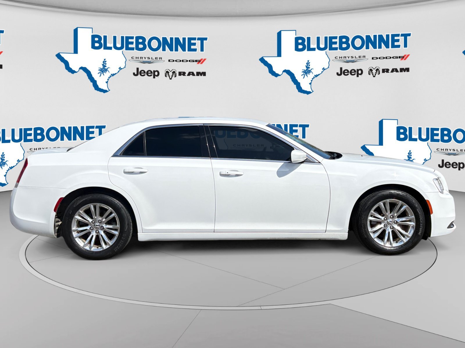 Used 2018 Bright White Clearcoat Chrysler Touring L image 4