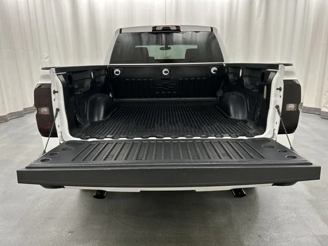 Used 2018 SUMMIT WHITE Chevrolet Custom image 7
