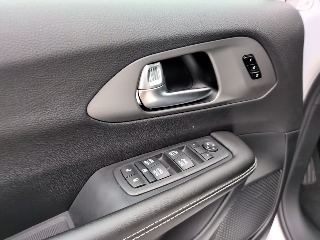 New 2027 Bright White Clear-Coat Exterior Paint Chrysler  image 17