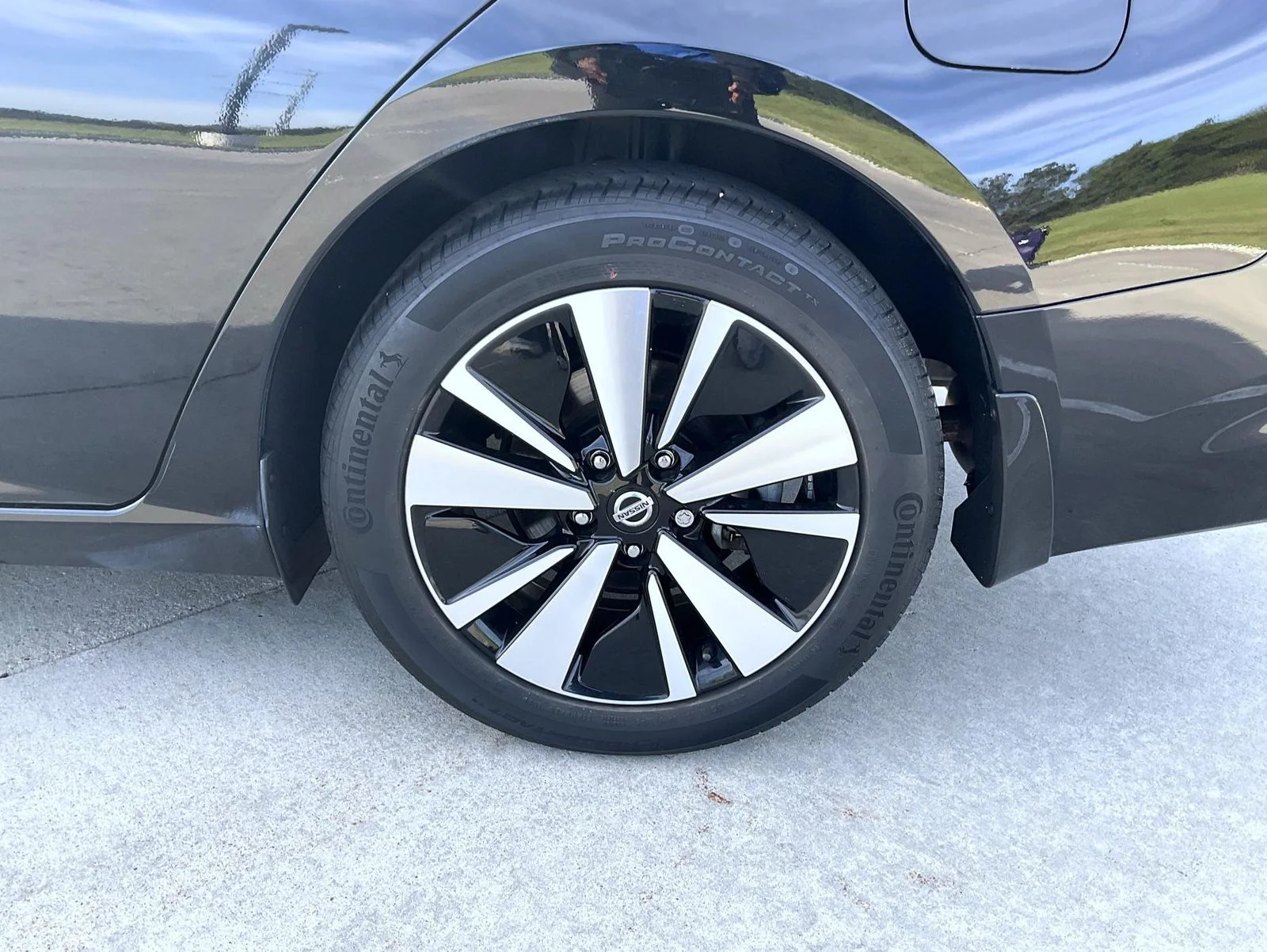 Used 2022 Black Nissan 2.5 SV image 22
