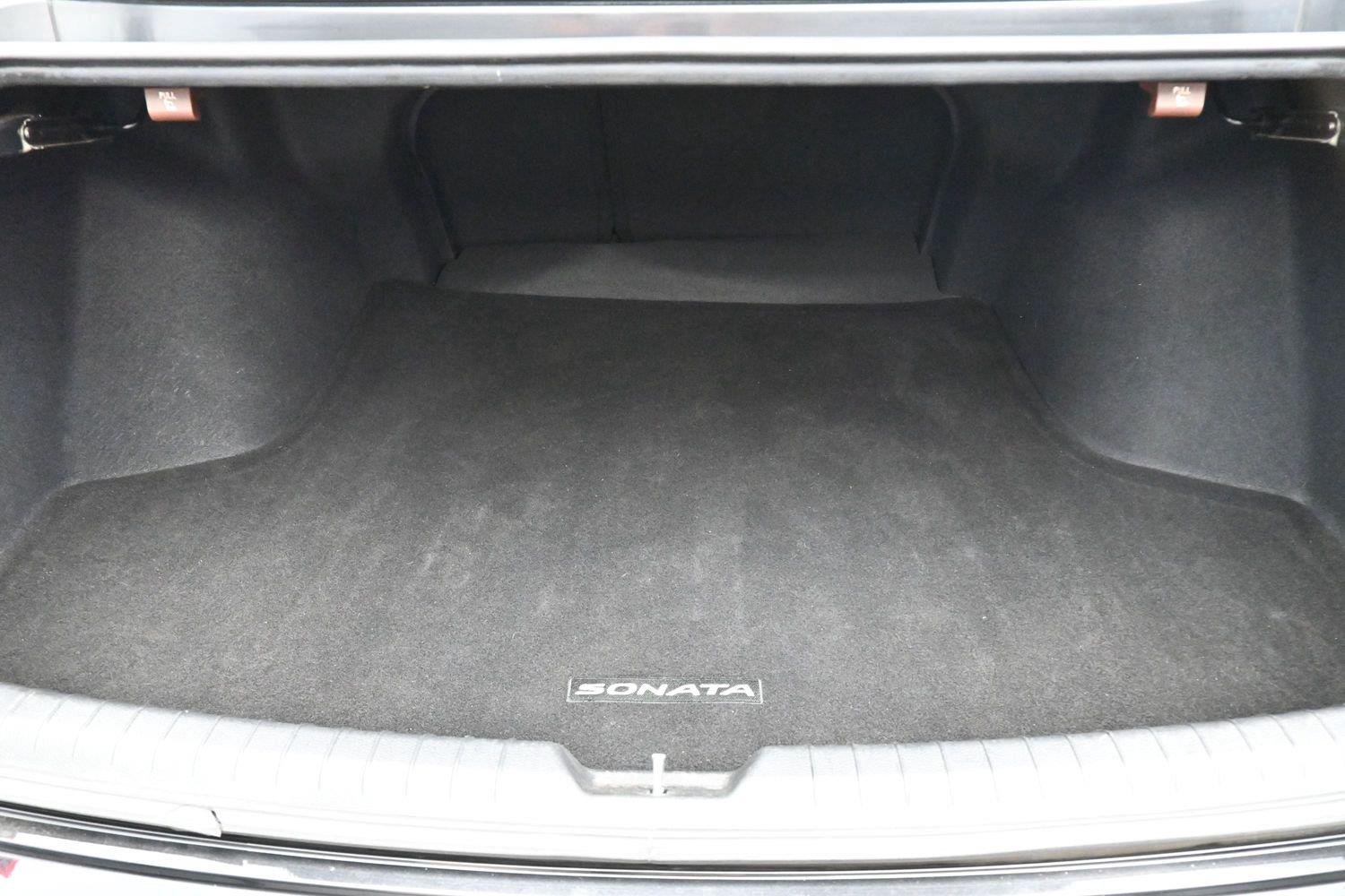 Used 2022 Phantom Black Hyundai SEL Plus image 9