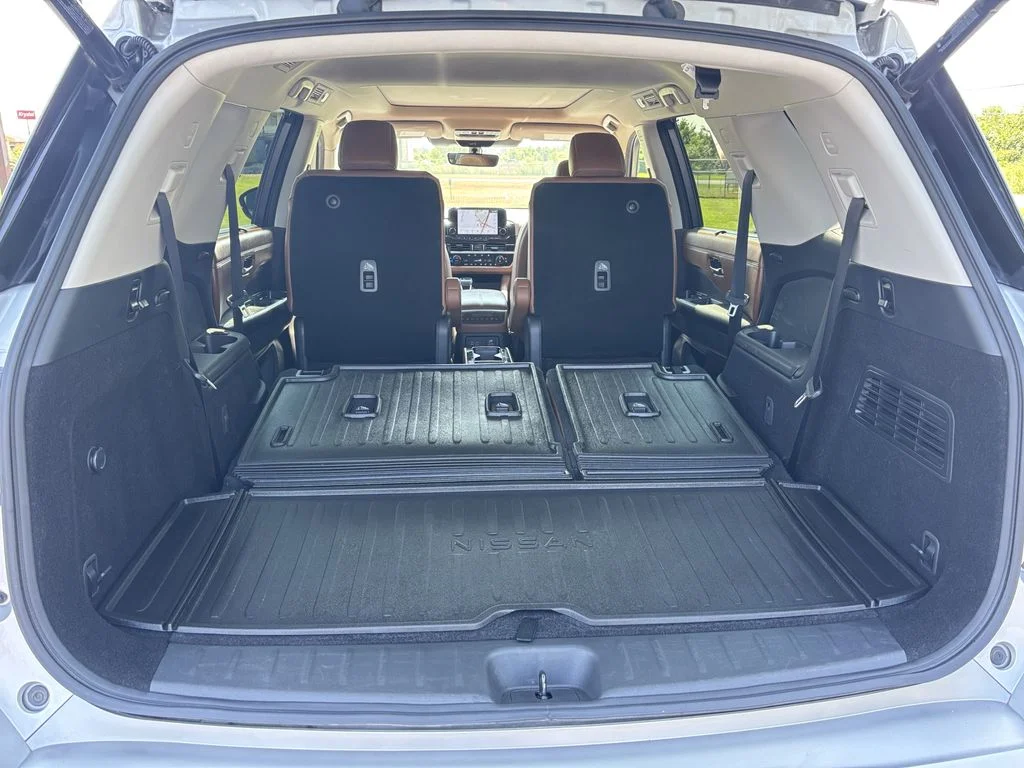 Used 2023 Silver Nissan Platinum image 19
