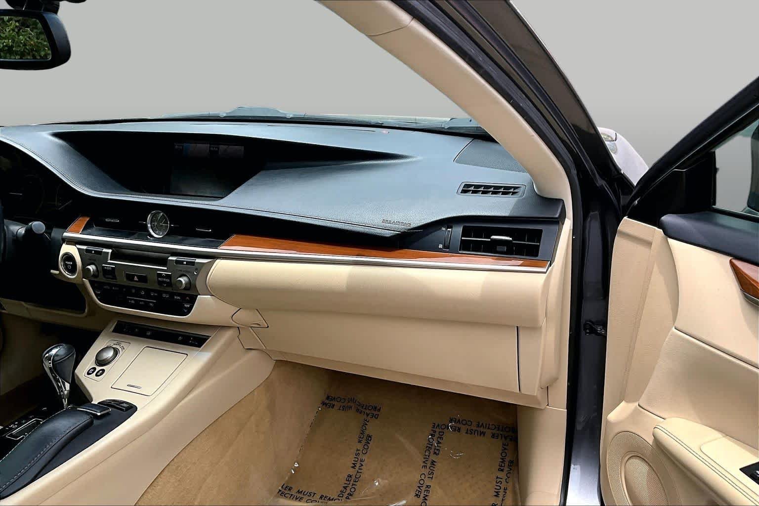 Used 2014 Nebula Gray Pearl Lexus Hybrid image 18