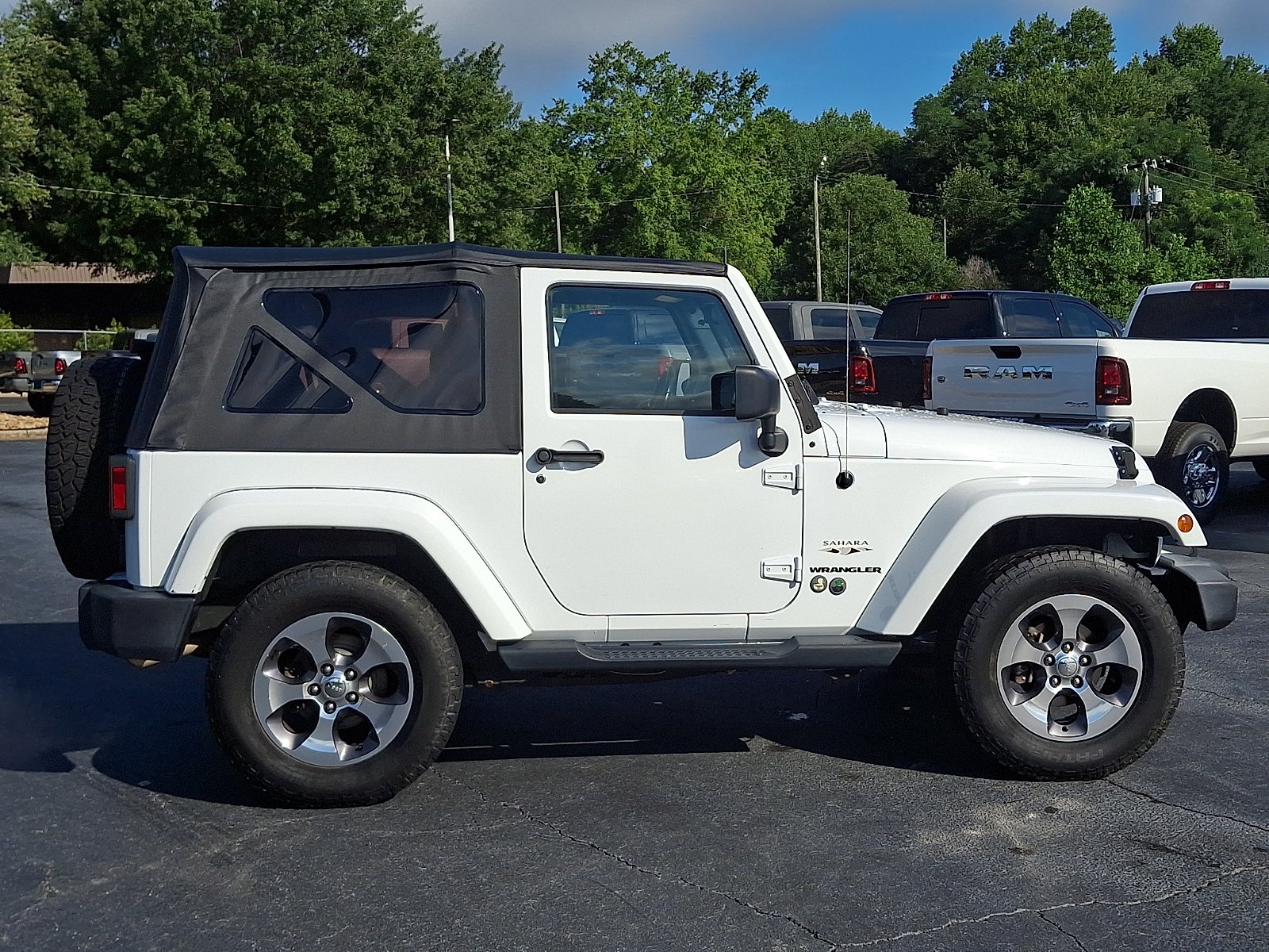 Used 2016 Bright White Clearcoat - PW7 Jeep Sahara image 15