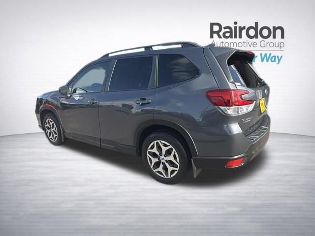 Used 2020 Magnetite Gray Metallic Subaru Premium image 5