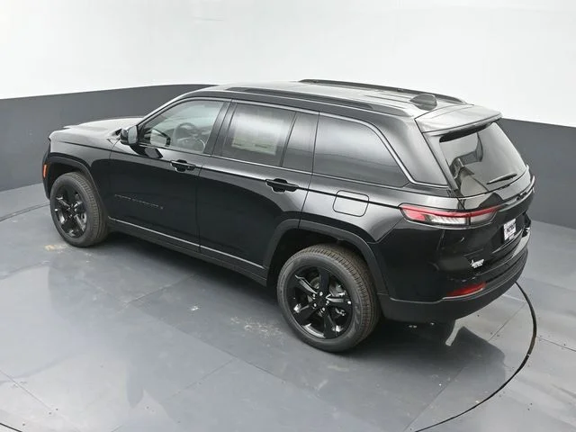 New 2026 Diamond Black Crystal Pearlcoat Jeep Limited image 33