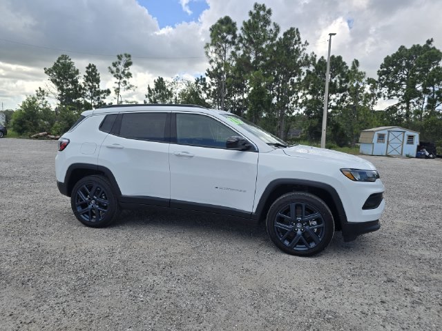 New 2026 Bright White Clear-Coat Exterior Paint Jeep Latitude image 2