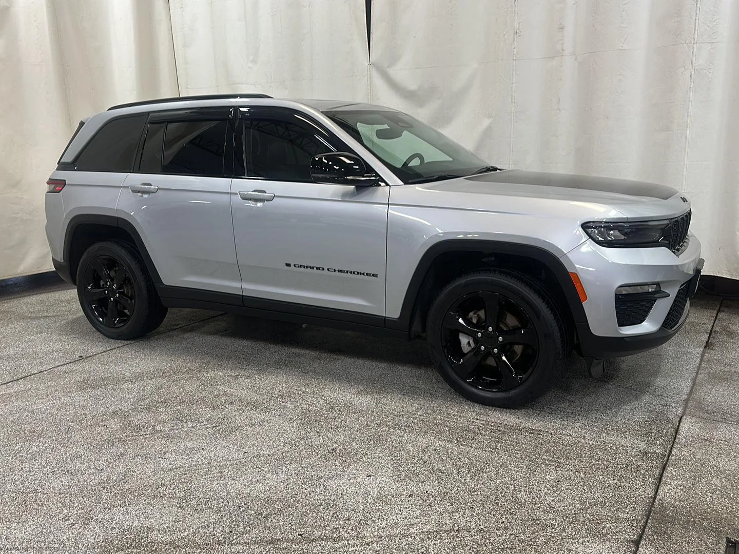 Used 2024 Silver Zynith Jeep Limited image 7