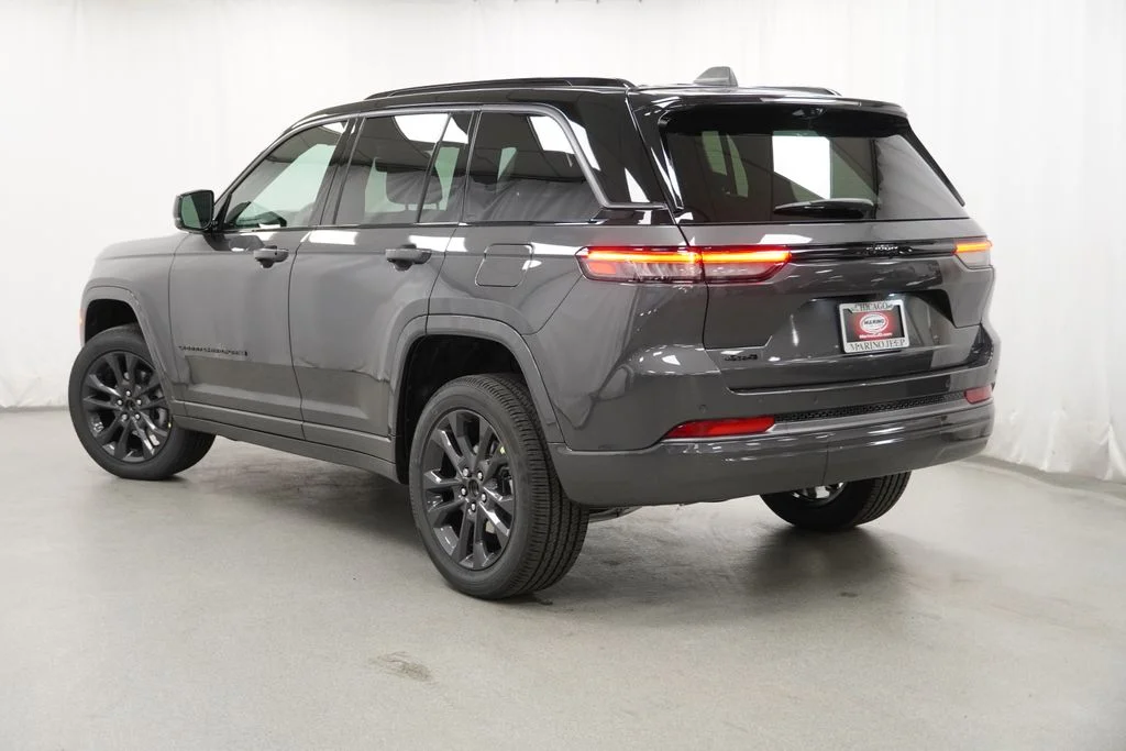New 2026 Baltic Gray Metallic Clear-Coat Exterior Paint Jeep Limited Reserve image 13