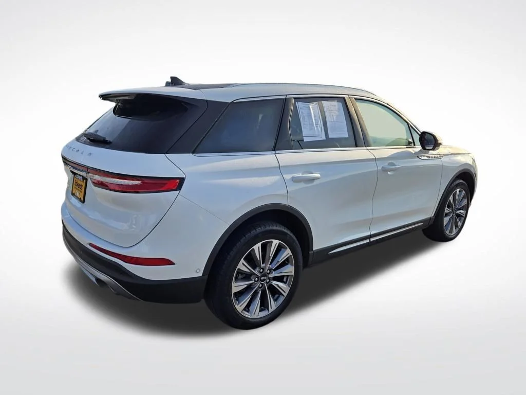 Used 2022 White Lincoln Reserve image 3