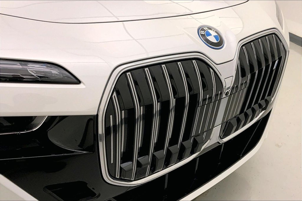 Certified Used 2023 Mineral White Metallic BMW  image 28
