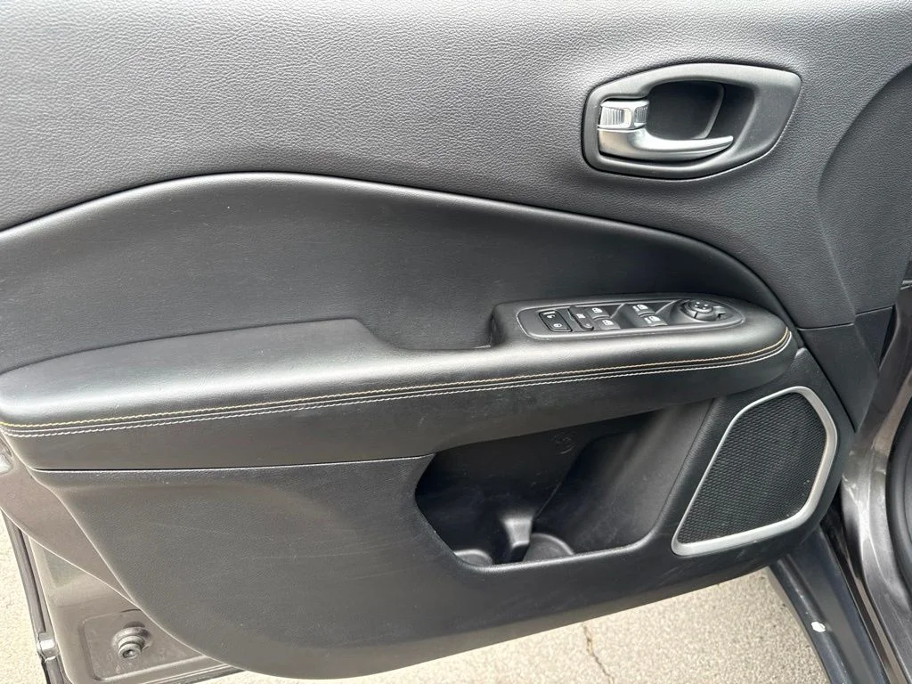 Used 2018 Gray Jeep Latitude image 20