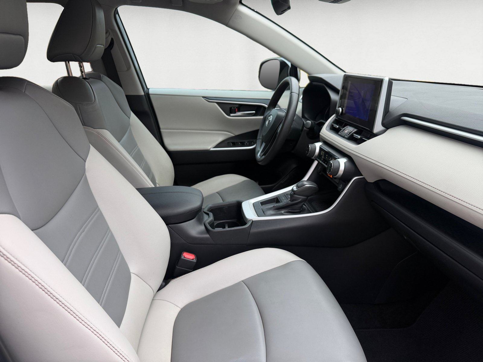 Used 2024 Silver Sky Metallic Toyota XLE Premium image 15