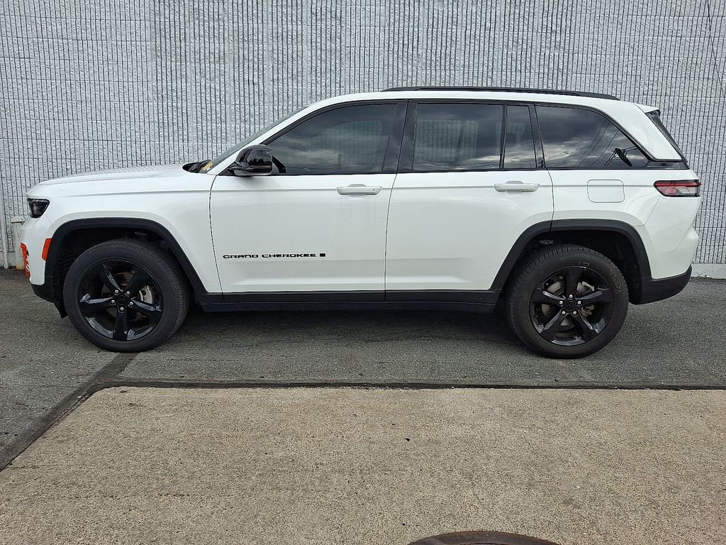 Used 2023 White Jeep Altitude X image 4