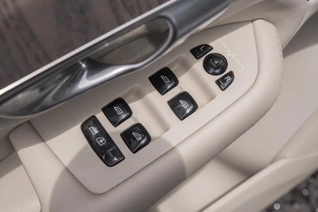 Used 2023 Crystal White Volvo Plus image 38