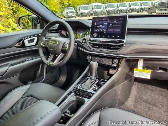 New 2026 Silver Zynith Metallic Clearcoat Jeep Latitude image 22