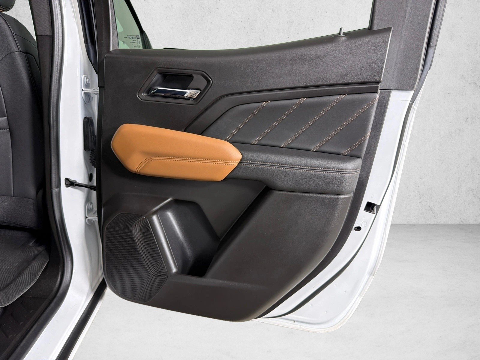 Used 2025 Summit White GMC 4WD AT4 image 17