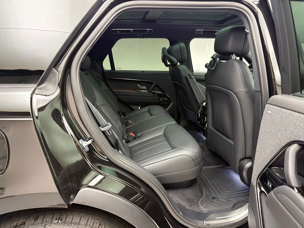 New 2026 Obsidian Black in Gloss Finish Land Rover Dynamic SE image 7