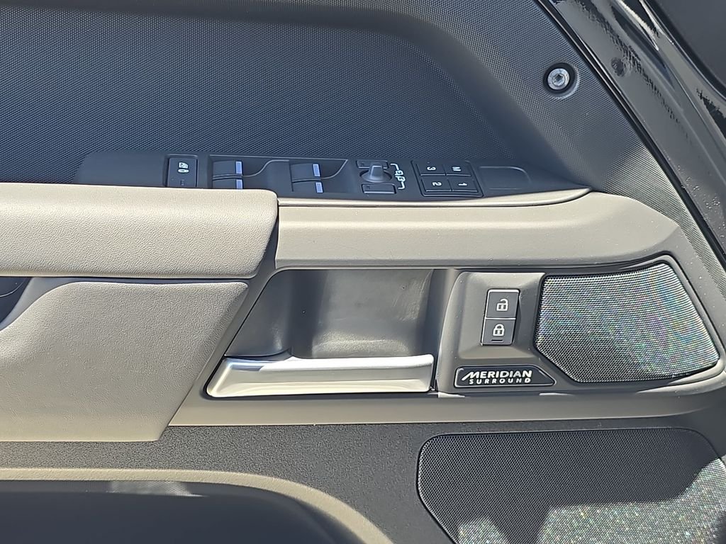 New 2026 Santorini Black Land Rover X-Dynamic SE image 28