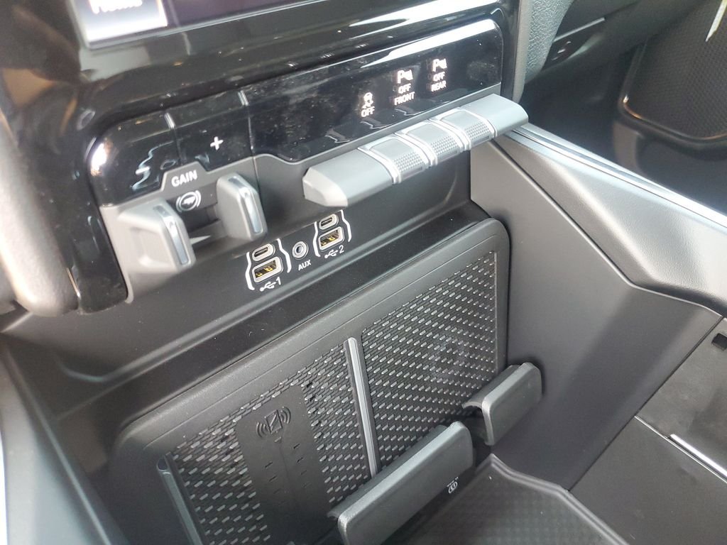 New 2026 Diamond Black Crystal Pearl-Coat Exterior Paint RAM Laramie image 21