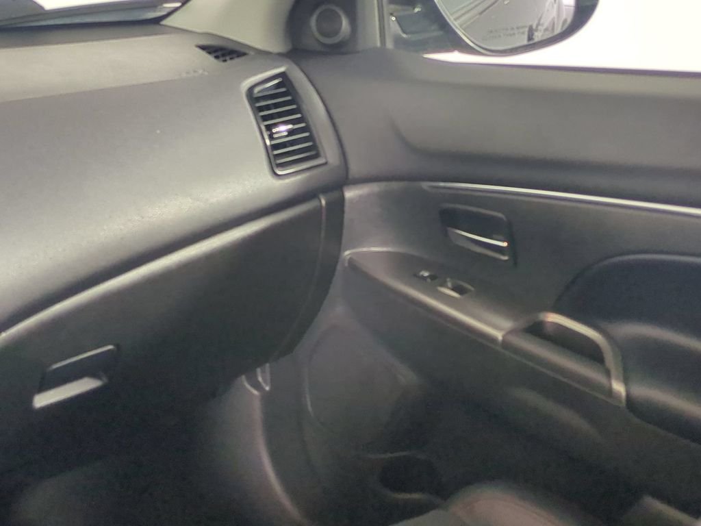 Used 2024  Mitsubishi 2.0 ES image 19