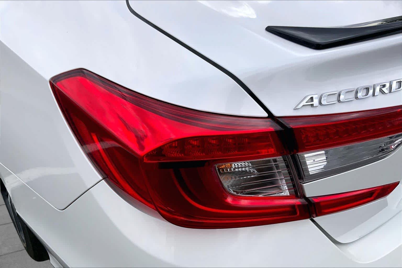 Used 2022 Platinum White Pearl Honda Sport image 25