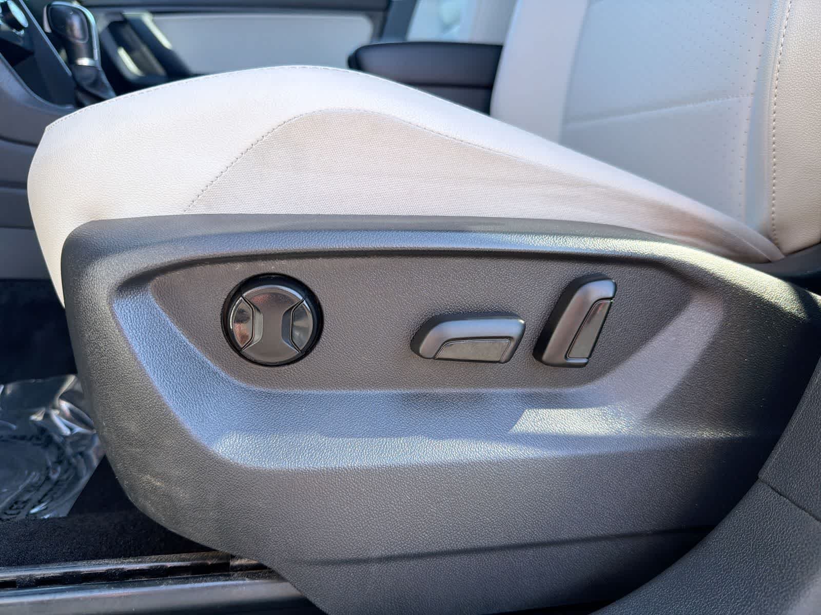 Used 2019 Pure White Volkswagen SE image 18