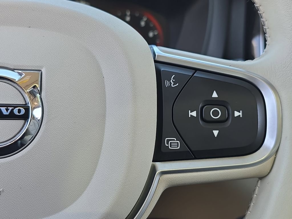 Used 2020 White Volvo T5 Momentum image 21