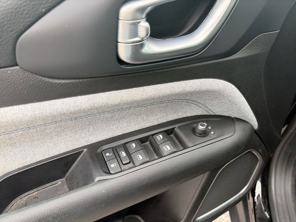 Used 2022 Black Jeep Latitude image 14