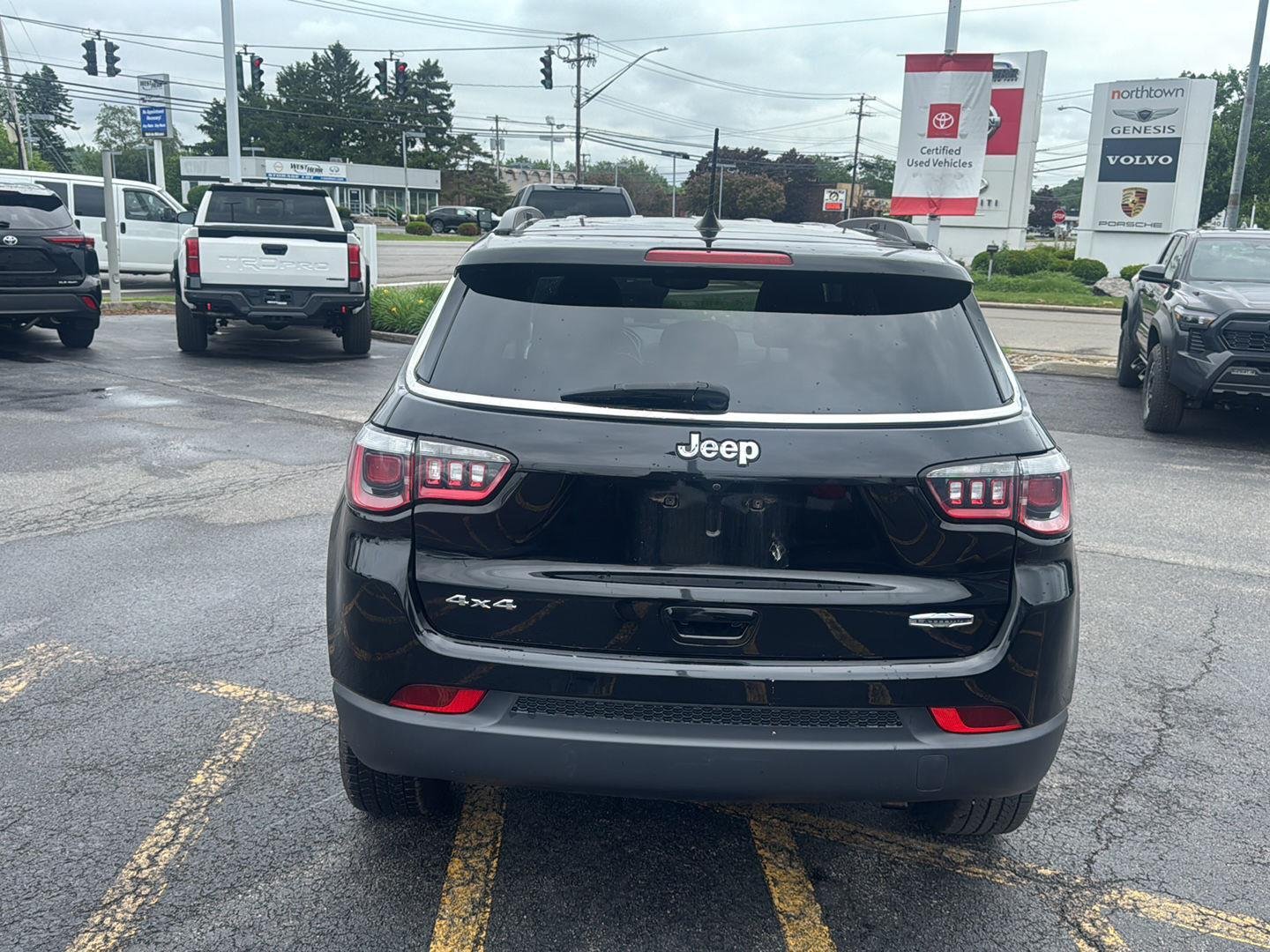 Used 2020 Diamond Black Crystal Pearlcoat Jeep Latitude image 5