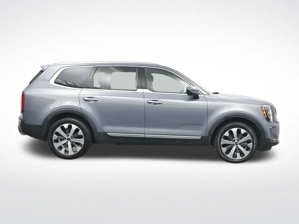 Used 2022 Everlasting Silver Kia S image 4