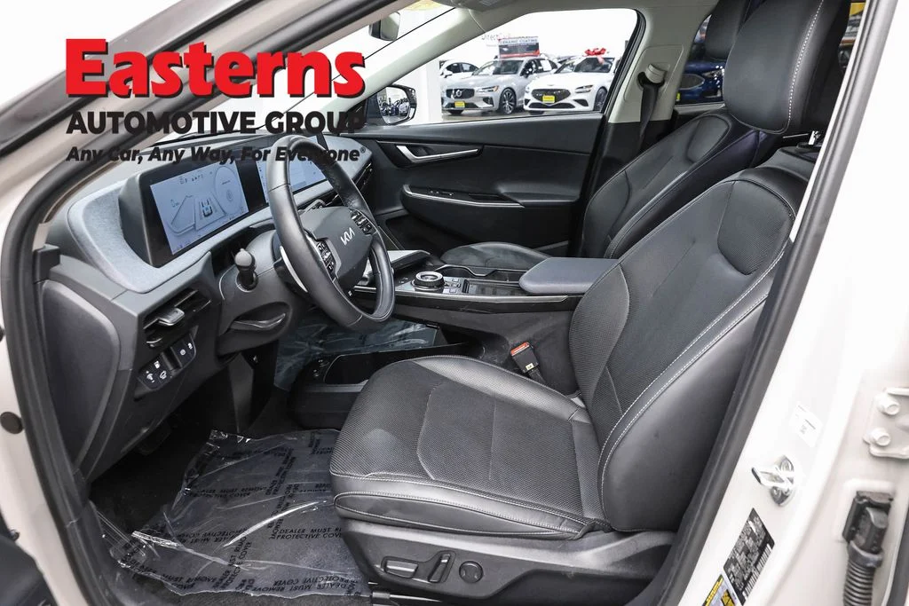 Used 2023 White Kia Wind image 14
