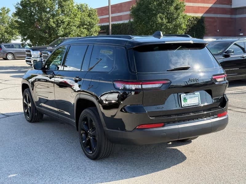 Used 2023 Diamond Black Crystal Pearlcoat Jeep Altitude image 5