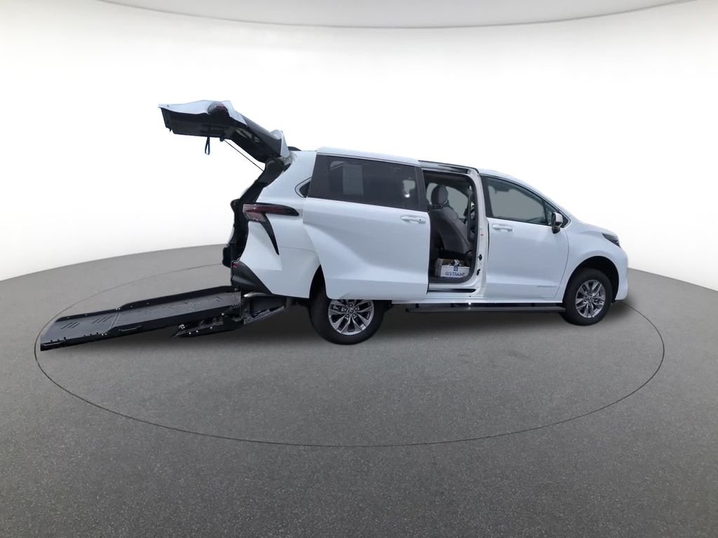 2025 Toyota Sienna LE - Photo 10