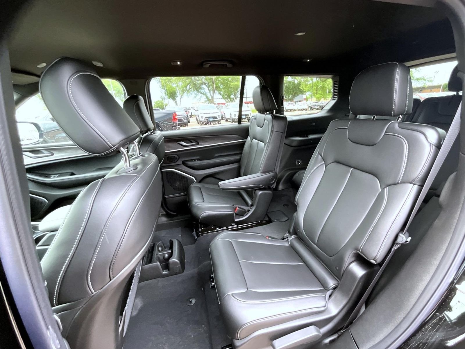New 2026 Diamond Black Crystal Pearlcoat Jeep Limited image 12